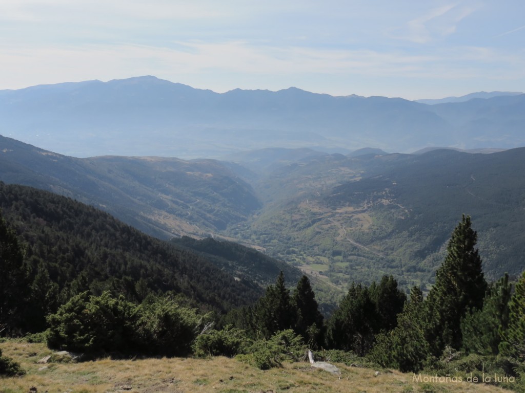 Valle de Meranges o del Durán, al fondo la Tosa d'Alp a la izquierda y las Penyes Altes de Moixeró en el centro
